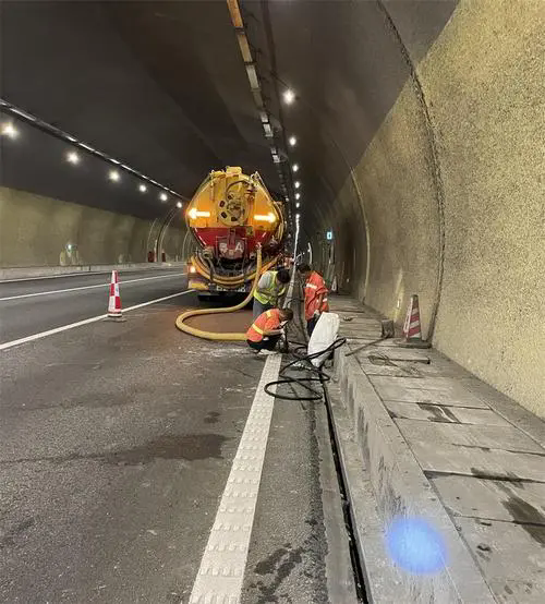 永宁隧道排水渠清淤